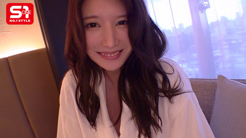 hikaru nagi aka asuka jav actress busty adult movie sone-702 dvd blu-ray nsfw asian japanese erotic film beautiful woman sitting on couch smiling